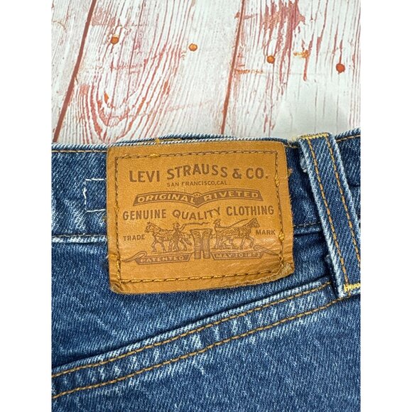 Levis High-Waisted Distressed Denim Shorts With Frayed Hem Size 26 - Picture 7 of 14